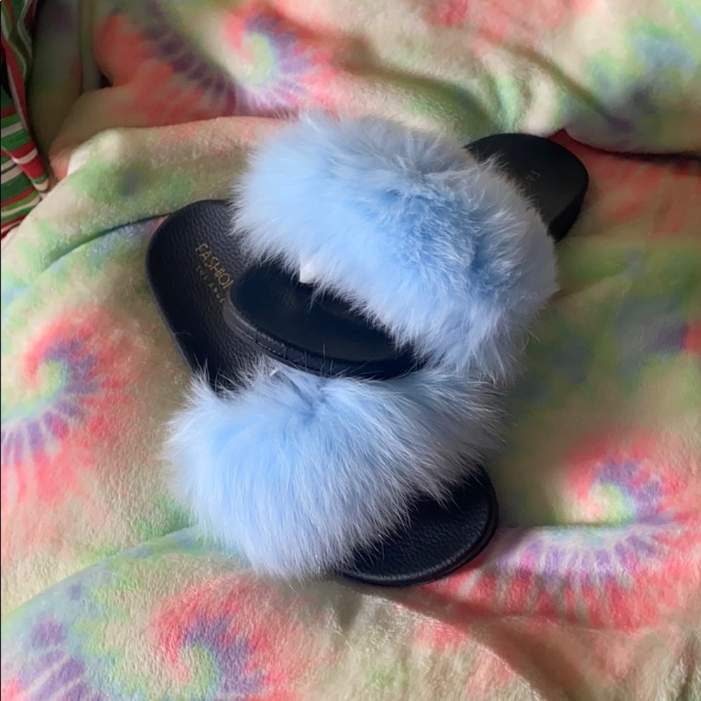 Fashion nova fuzzy slides size 7.5